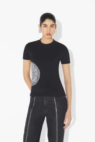 Camiseta Baby Tee negra con estampado de laurel