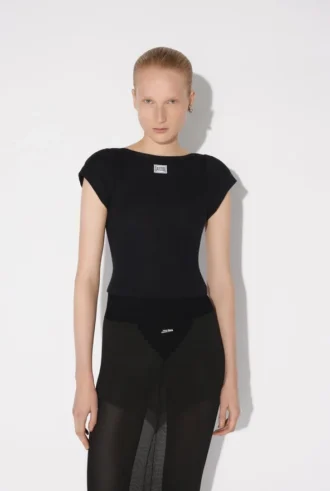 Camiseta negra con parche