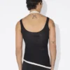 Camiseta sin mangas drapeada en negro Camiseta sin mangas drapeada en negro