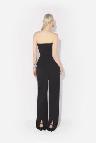 Los pantalones negros con estribos
