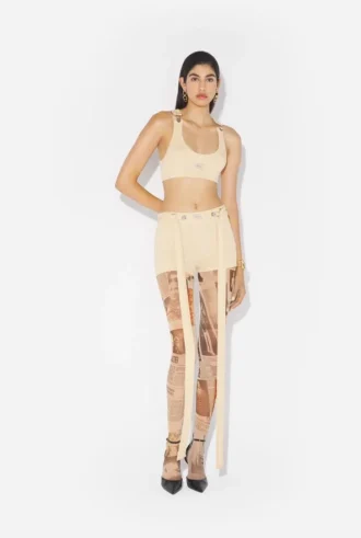 El sujetador beige con parche Gaultier