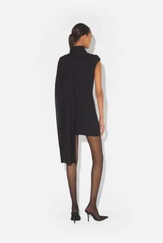 El vestido cónico corto de pantalones cortos