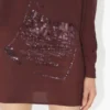 El vestido corto bordado en color burdeos