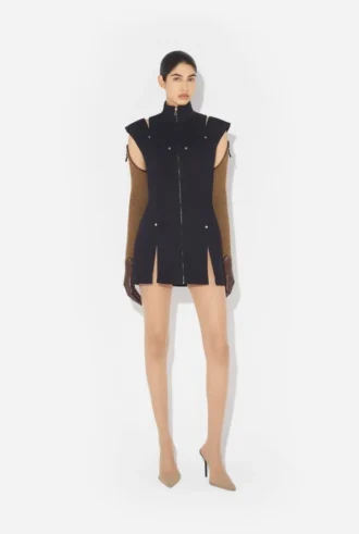 El vestido corto de denim con abertura El vestido corto de denim con abertura