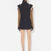 El vestido corto de denim con abertura El vestido corto de denim con abertura
