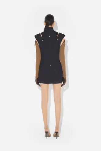 El vestido corto de denim con abertura El vestido corto de denim con abertura