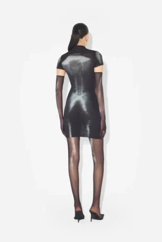 El vestido corto plateado «Body Dust»