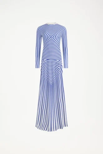 El vestido largo azul con estampado «Target»