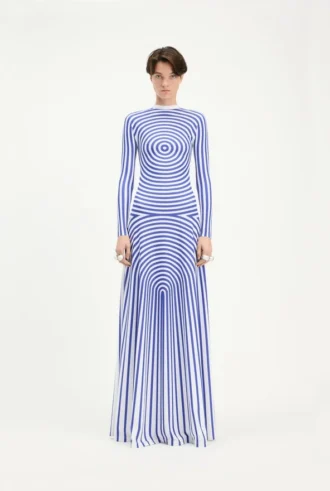 El vestido largo azul con estampado «Target»