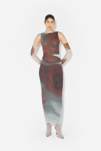 El vestido largo rojo con estampado «Blurry Roses»