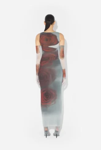 El vestido largo rojo con estampado «Blurry Roses»