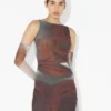 El vestido largo rojo con estampado «Blurry Roses» El vestido largo rojo con estampado «Blurry Roses»