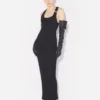 El vestido negro con detalle de piercing El vestido negro con detalle de piercing