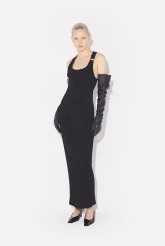 El vestido negro con detalle de piercing