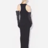 El vestido negro con detalle de piercing El vestido negro con detalle de piercing