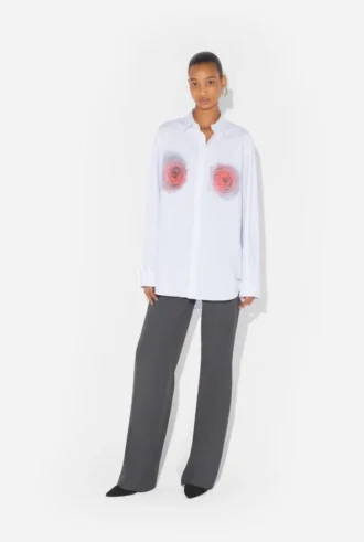 La camisa con estampado de rosas borrosas rojas