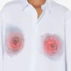 La camisa con estampado de rosas borrosas rojas La camisa con estampado de rosas borrosas rojas