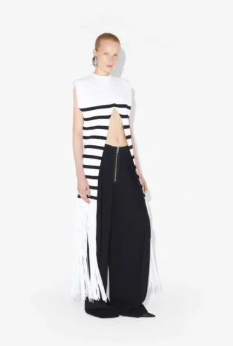 La camiseta marinera con flecos de las partes de arriba La camiseta marinera con flecos de las partes de arriba