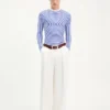 Los pantalones de traje blancos con corte curvo