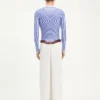 Los pantalones de traje blancos con corte curvo