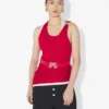 La camiseta sin mangas doble drapeada en rojo La camiseta sin mangas doble drapeada en rojo