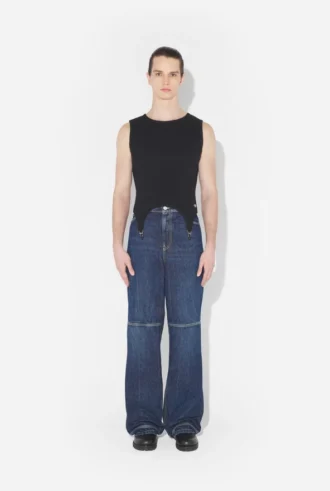 La camiseta sin mangas negra con liguero La camiseta sin mangas negra con liguero