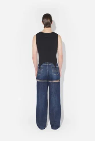 La camiseta sin mangas negra con liguero La camiseta sin mangas negra con liguero