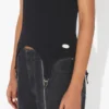 La camiseta sin mangas negra con liguero La camiseta sin mangas negra con liguero