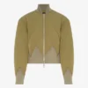 La chaqueta bomber de color caqui con rombos La chaqueta bomber de color caqui con rombos