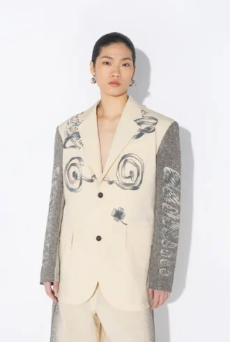 La chaqueta de traje con múltiples tatuajes