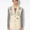 La chaqueta de traje con múltiples tatuajes La chaqueta de traje con múltiples tatuajes