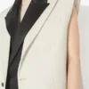 La chaqueta de traje sin mangas color vainilla La chaqueta de traje sin mangas color vainilla