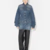 La chaqueta vaquera azul con mangas oversize La chaqueta vaquera azul con mangas oversize