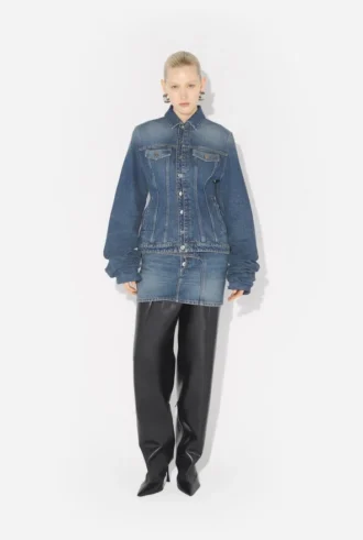 La chaqueta vaquera azul con mangas oversize