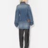 La chaqueta vaquera azul con mangas oversize La chaqueta vaquera azul con mangas oversize