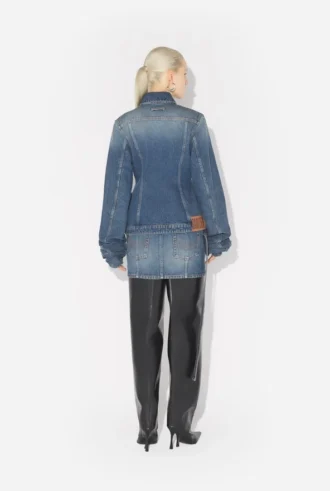 La chaqueta vaquera azul con mangas oversize