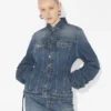 La chaqueta vaquera azul con mangas oversize La chaqueta vaquera azul con mangas oversize