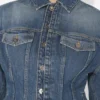 La chaqueta vaquera azul con mangas oversize La chaqueta vaquera azul con mangas oversize