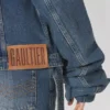 La chaqueta vaquera azul con mangas oversize La chaqueta vaquera azul con mangas oversize