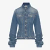 La chaqueta vaquera azul con mangas oversize La chaqueta vaquera azul con mangas oversize