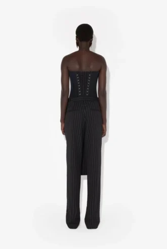 La falda-pantalón de traje con cordones