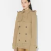 La gabardina con aberturas La gabardina con aberturas