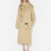 La gabardina con capucha La gabardina con capucha