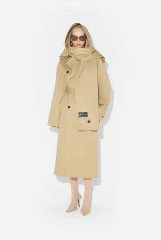 La gabardina con capucha La gabardina con capucha