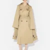 La gabardina con capucha La gabardina con capucha