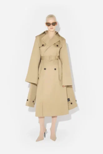 La gabardina con capucha La gabardina con capucha