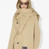 La gabardina con capucha La gabardina con capucha