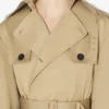 La gabardina con capucha La gabardina con capucha