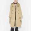 La gabardina con capucha La gabardina con capucha