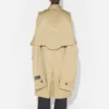 La gabardina con capucha La gabardina con capucha